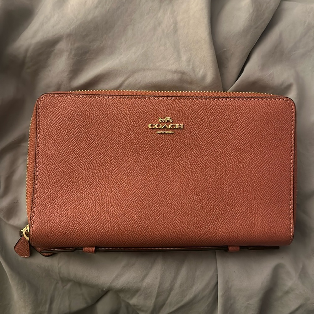 Adorable MINT condition mauve pink Coach clutch! Pockets galore!